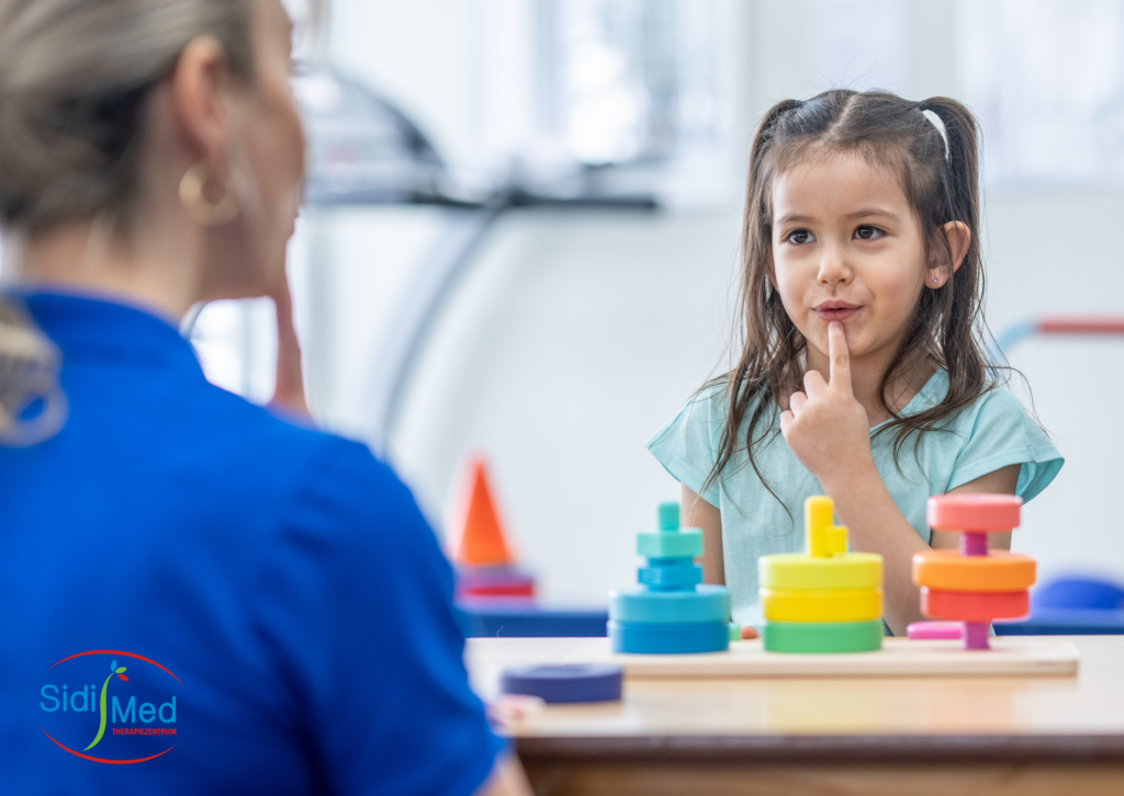 Logopädin übt die Aussprache mit einem Kind