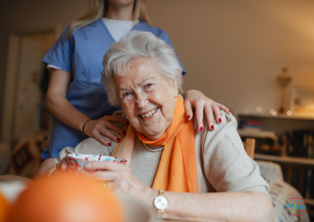 seniorenunterstuetzung-sidimed Therapeutin ist auf Hausbesuch und kümmert sich um Seniorin